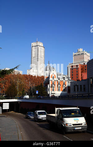 Verkehr auf der Calle de Bailén in der Nähe von Plaza de Espana, Torre de Madrid (Mitte) und Edificio España Gebäude hinter Madrid, Spanien Stockfoto