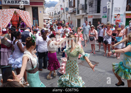 Frauen und Mädchen in Tracht Flamenco-Tanz in der Straße San Isidro Festival Fiesta in Nerja Andalusien Spai gekleidet Stockfoto