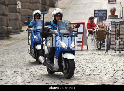 Spanische Polizisten auf Motorrädern Policia Local in Segovia Spanien Stockfoto