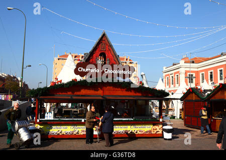 Churros und Chocolote Stall / Churrería und Chocolatería im Plaza Principe Pio, Madrid, Spanien Stockfoto