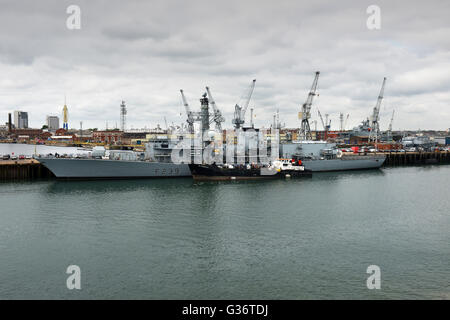 HMS Richmond Typ 23 Fregatte Schiff Hafen von Portsmouth Naval Base in Hampshire, England Uk Stockfoto