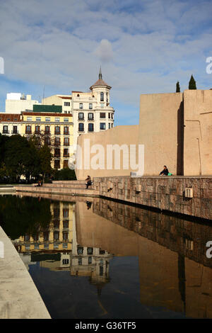 Moderne Betonskulpturen und ein reflektierender Pool in den Jardines del Descubrimiento, Plaza de Colon, Madrid, Spanien Stockfoto