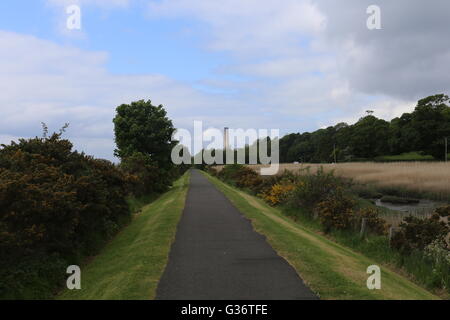 Fife Coastal Path und fernen Longannet Kraftwerk Schottland Mai 2016 Stockfoto