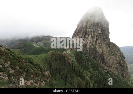 El Roque de Agando, einer von Los Roques, riesige vulkanische Stecker links überragt das Land in La Gomera auf den Kanarischen Inseln. Stockfoto