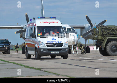 Kiew Region, Ukraine - 24 April, 2012:Ambulance ist die Opfer während der Special Operations ergiebigen Kader bei der Cou evakuieren. Stockfoto