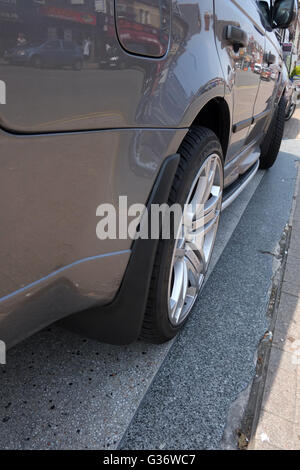 Detail und whee eines großen SUV geparkt auf der Straße in Cardiff, Wales. 8. Juni 2016 Stockfoto