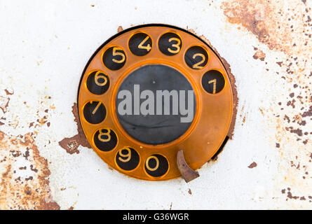 Rostige alte Vintage Pay Telefon mit Wählscheibe für die öffentliche Nutzung. Telefon mit Münzschlitze an einer Wand zahlen. Stockfoto