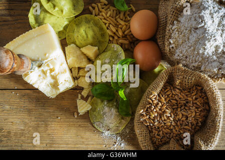 Pasta-Ravioli mit Zutaten. Stockfoto