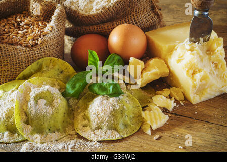 Pasta-Ravioli mit Zutaten. Stockfoto