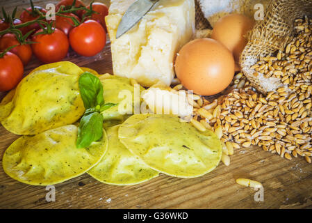 Pasta-Ravioli mit Zutaten. Stockfoto