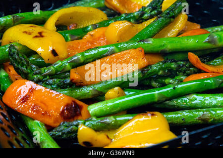 Paprika und Spargel Grillen auf einem grill Stockfoto
