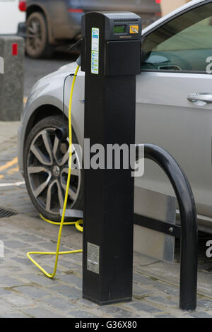 Ein Elektroauto lädt bei der öffentlichen Ladesäule im Zentrum von Kelso, einer Kleinstadt in Südschottland Stockfoto