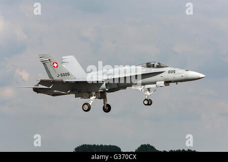 Schweizer Luftwaffe (Schweizer Luftwaffe) McDonnell Douglas F/A - 18C Hornet J-5005 bei der RAF Waddington Airshow. Stockfoto