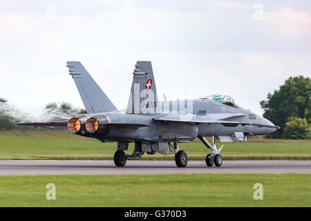 Schweizer Luftwaffe (Schweizer Luftwaffe) McDonnell Douglas F/A - 18C Hornet J-5005 bei der RAF Waddington Airshow. Stockfoto