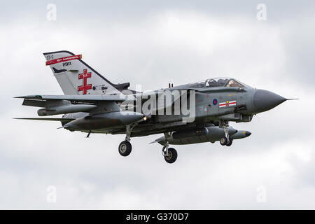Royal Air Force (RAF) Panavia Tornado GR4 ZA600 von 41 Squadron mit Schweif Markierungen das Geschwader 95. Jahrestag zu feiern. Stockfoto