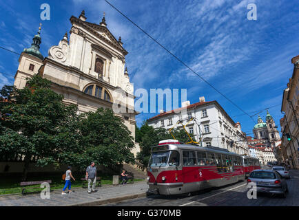 Kirche der Muttergottes Siegeskind Jesu in der Karmelitska Straße, Mala Strana, Prag, Tschechische Republik Stockfoto