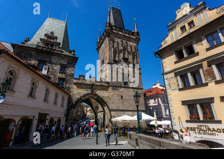 Menschen, die unter dem Mostecka-Turm laufen, Blick von der Karlsbrücke nach Mala Strana, Prag, Tschechische Republik Stockfoto