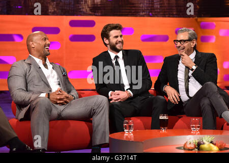 (links nach rechts) Dwayne Johnson, Liam Hemsworth und Jeff Goldblum, während der Dreharbeiten der Graham Norton Show in London Studios in London, am Freitag Abend auf BBC1 ausgestrahlt werden. Stockfoto