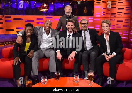 (links nach rechts) Moderator Graham Norton (Verteidiger), Nicola Adams, Dwayne Johnson, Liam Hemsworth, Jeff Goldblum und Tom Odell während der Dreharbeiten zu der Graham Norton Show in London Studios in London, am Freitag Abend auf BBC1 ausgestrahlt werden. Stockfoto