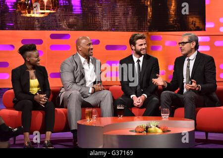 (links nach rechts) Nicola Adams, Dwayne Johnson, Liam Hemsworth und Jeff Goldblum, während der Dreharbeiten der Graham Norton Show in London Studios in London, am Freitag Abend auf BBC1 ausgestrahlt werden. Stockfoto
