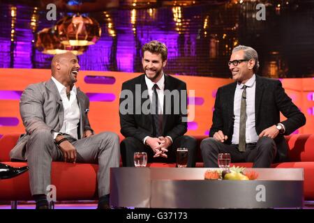 (links nach rechts) Dwayne Johnson, Liam Hemsworth und Jeff Goldblum, während der Dreharbeiten der Graham Norton Show in London Studios in London, am Freitag Abend auf BBC1 ausgestrahlt werden. Stockfoto