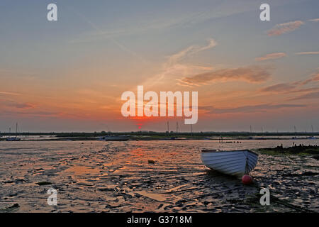 Sonnenuntergang über einem schlammigen Ufer bei Ebbe. West Mersea, Essex, UK Stockfoto