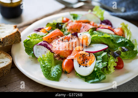 Geräucherter Lachs mit gekochten Eiern Salat mit Brot Stockfoto