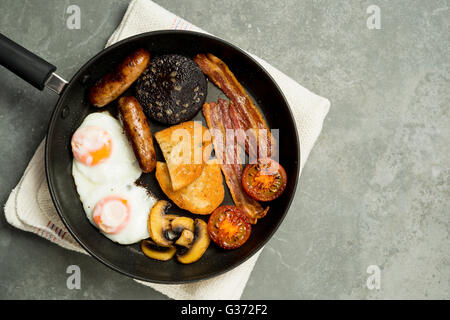 Englisches Frühstück in Pfanne auf der Steinoberfläche mit textfreiraum gekocht Stockfoto