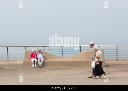 Warmes Wetter in Blackpool, England.Enjoying das warme Wetter auf der Promenade. Ein älteres Ehepaar nimmt einen Spaziergang Stockfoto