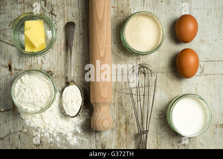 Backzutaten flach gelegt, auf einem hölzernen Theke Stockfoto