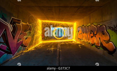 Draht-Wollspinnerei in einem Graffiti-tunnel Stockfoto