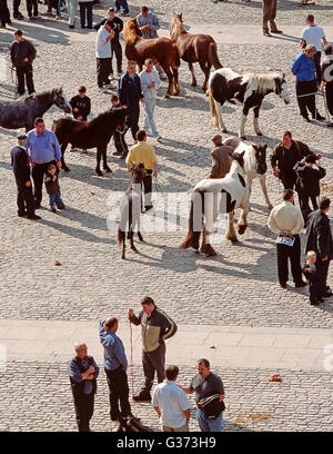 Smithfield Square (jetzt Plaza), Dublin, Irland, im Jahr 2002. Bis zum Jahr 2013 wurde eine monatliche Pferdemarkt hier und in den umliegenden Straßen, zieht der Reisenden, Kesselflicker und Pferdehändler statt. Bereich wurde renoviert und saniert, und Beschwerden von neuen Anwohnern führten in die Messe zweimal im Jahr beschränkt. Stockfoto