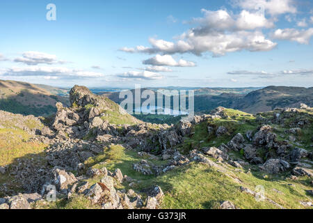 Blick vom Helm Crag, Blickrichtung Grasmere Dorf, im englischen Lake District, Cumbria Stockfoto