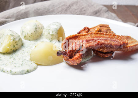 Dänemarks Nationalgericht gebratener Schweinebauch mit Petersilie und Kartoffeln Stockfoto