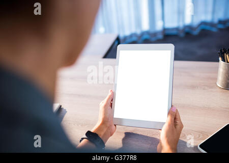 Geschäftsleute, die mit einem Tabletcomputer Stockfoto