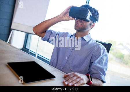 Geschäftsmann mit virtual-Reality-Gerät Stockfoto