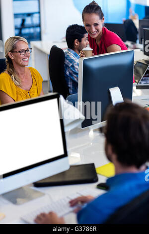Lässige Kollegen mit computer Stockfoto