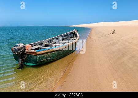 Angelboot/Fischerboot auf dem Strand der Lagune Khenifiss (Lac Naila), Atlantikküste, Marokko. Stockfoto