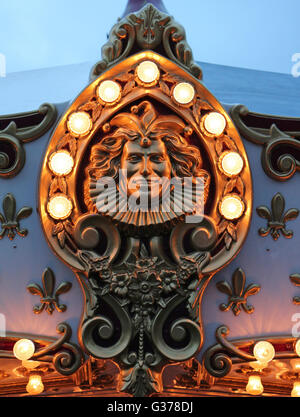 Lächelnder Narr auf einem Karussell Stockfoto