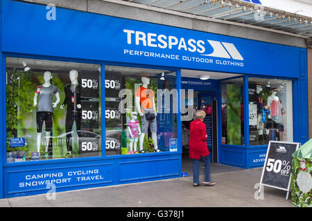 Lord Street, Southport, Merseyside, England. Trespass Sport-Ausrüster liefern Leistung outdoor-Bekleidung mit einer 50 % zum halben Preis Summer Sale. Stockfoto