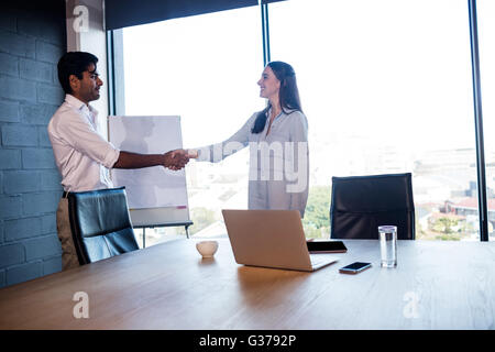 Geschäftsleute, die ihre Hände schütteln Stockfoto