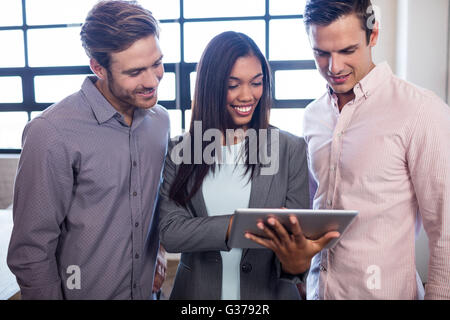 Kollegen mit einem tablet Stockfoto