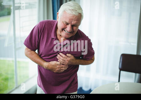 Ältere Mann leidet unter Schmerzen in der Brust Stockfoto