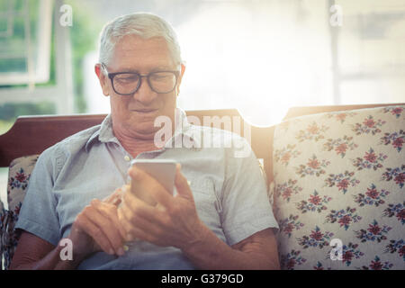 Ältere Mann mit Handy Stockfoto