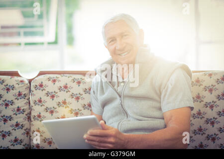Porträt von senior woman mit digital-Tablette Stockfoto