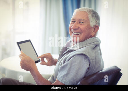 Senior woman mit digital-Tablette Stockfoto