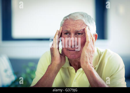 Ältere Mann leidet unter Kopfschmerzen Stockfoto
