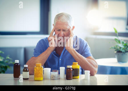 Ältere Mann leidet unter Kopfschmerzen Stockfoto