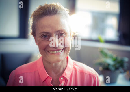 Portrait der älteren Frau lächelnd Stockfoto