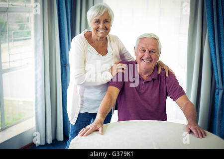 Porträt des Lächelns älteres paar Stockfoto